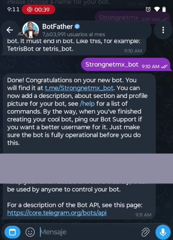Mensaje de BotFather con el bot creado; el token aparece tapado en esta imagen